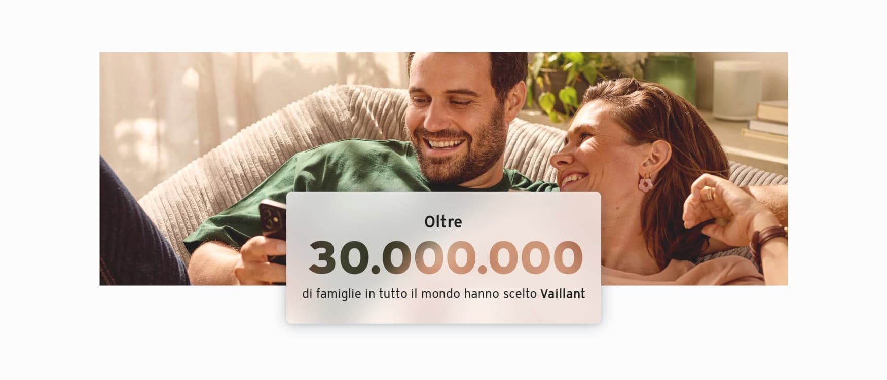 Coppia che ride sul divano - oltre 30 milioni di famiglie nel mondo hanno scelto Vaillant
