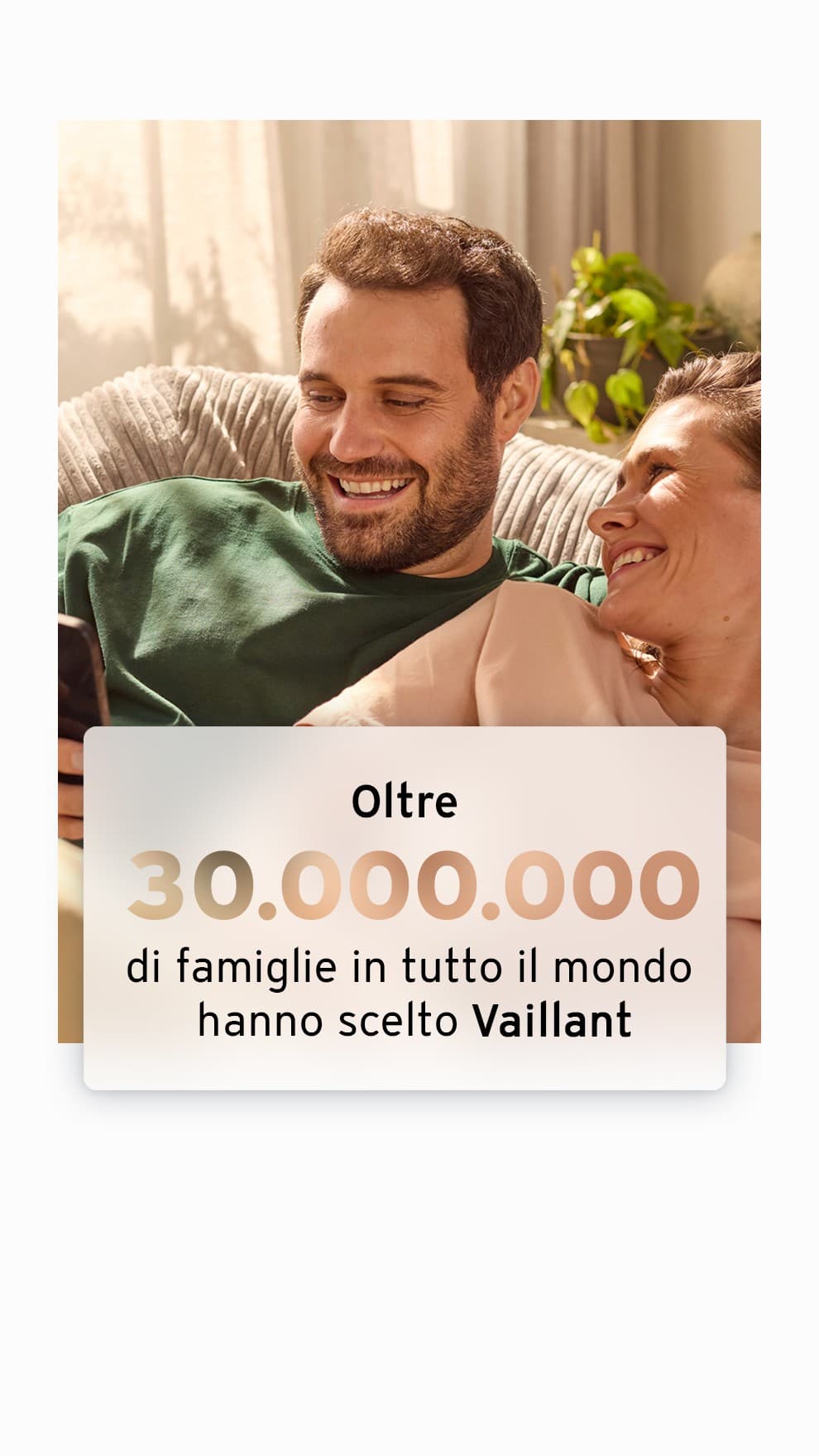 Coppia che ride sul divano - oltre 30 milioni di famiglie nel mondo hanno scelto Vaillant